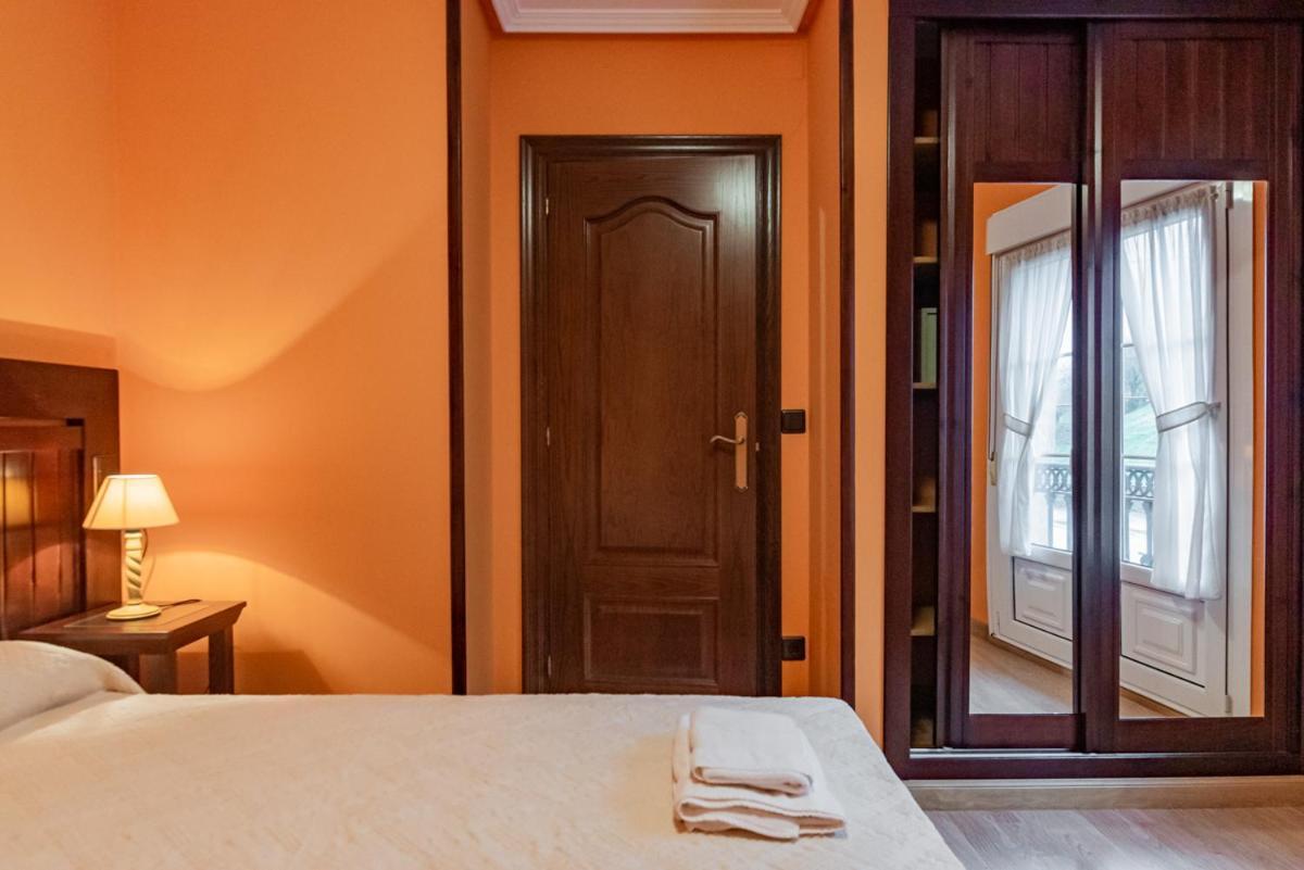 Hotel Y Apartamentos La Lonja Onís Екстериор снимка