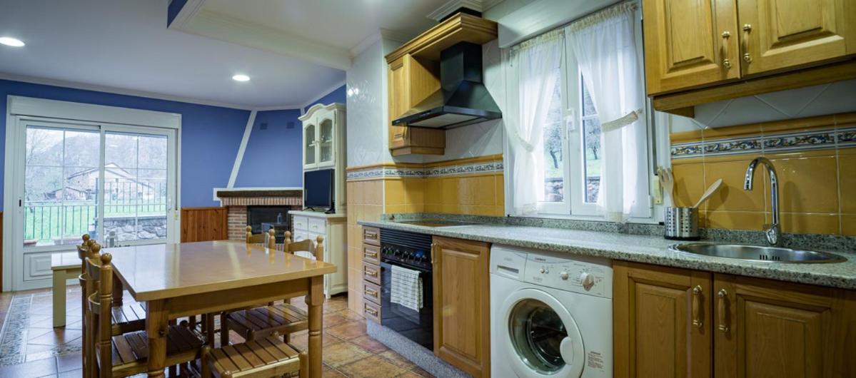 Hotel Y Apartamentos La Lonja Onís Екстериор снимка