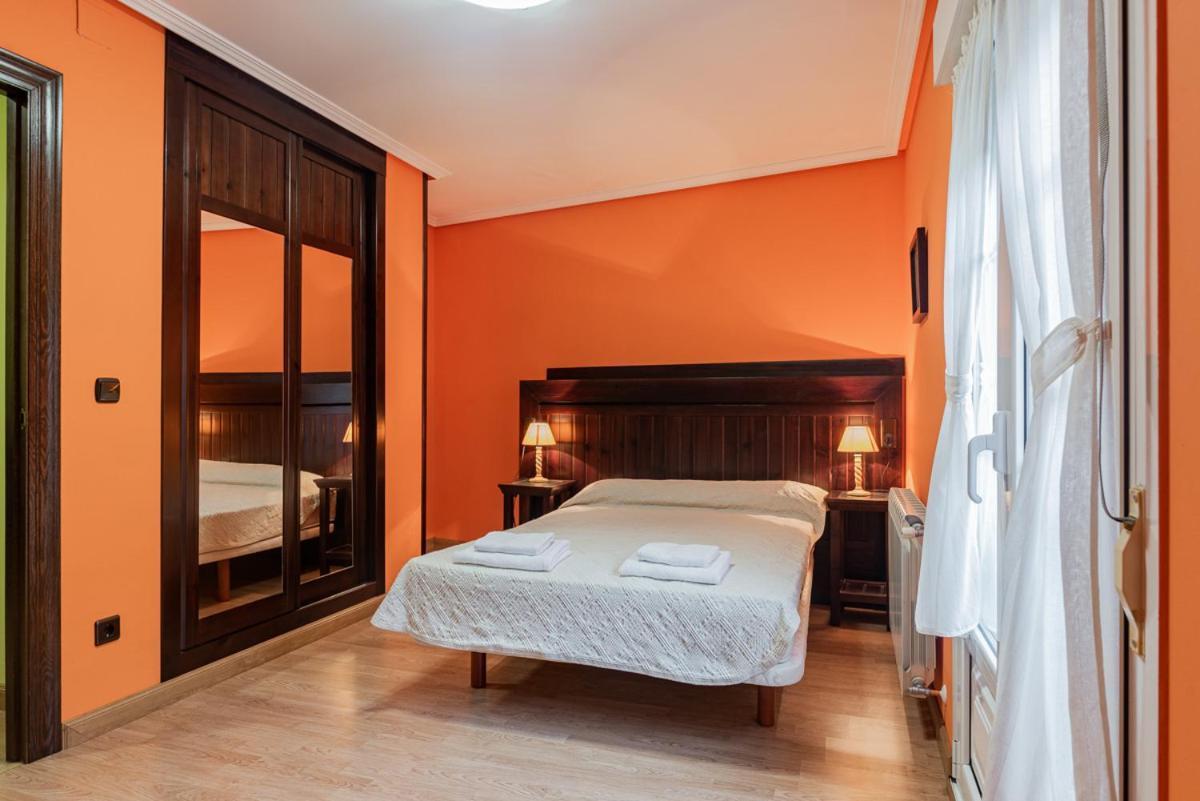 Hotel Y Apartamentos La Lonja Onís Екстериор снимка
