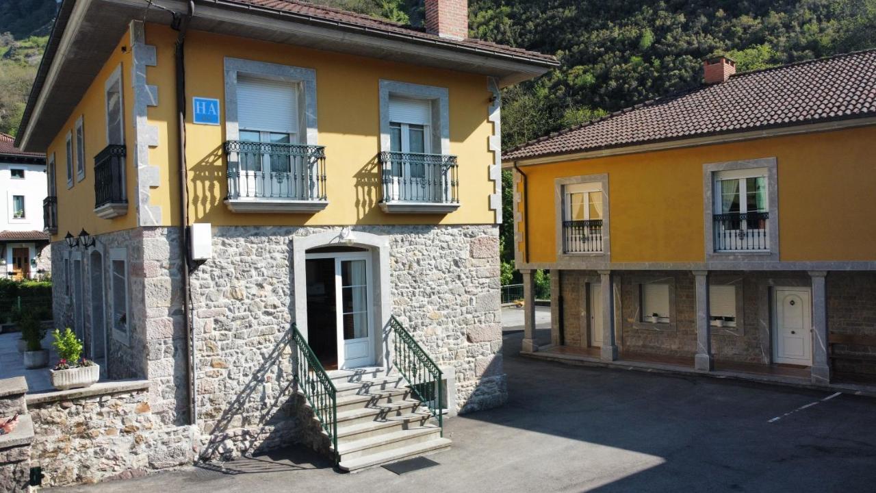 Hotel Y Apartamentos La Lonja Onís Екстериор снимка