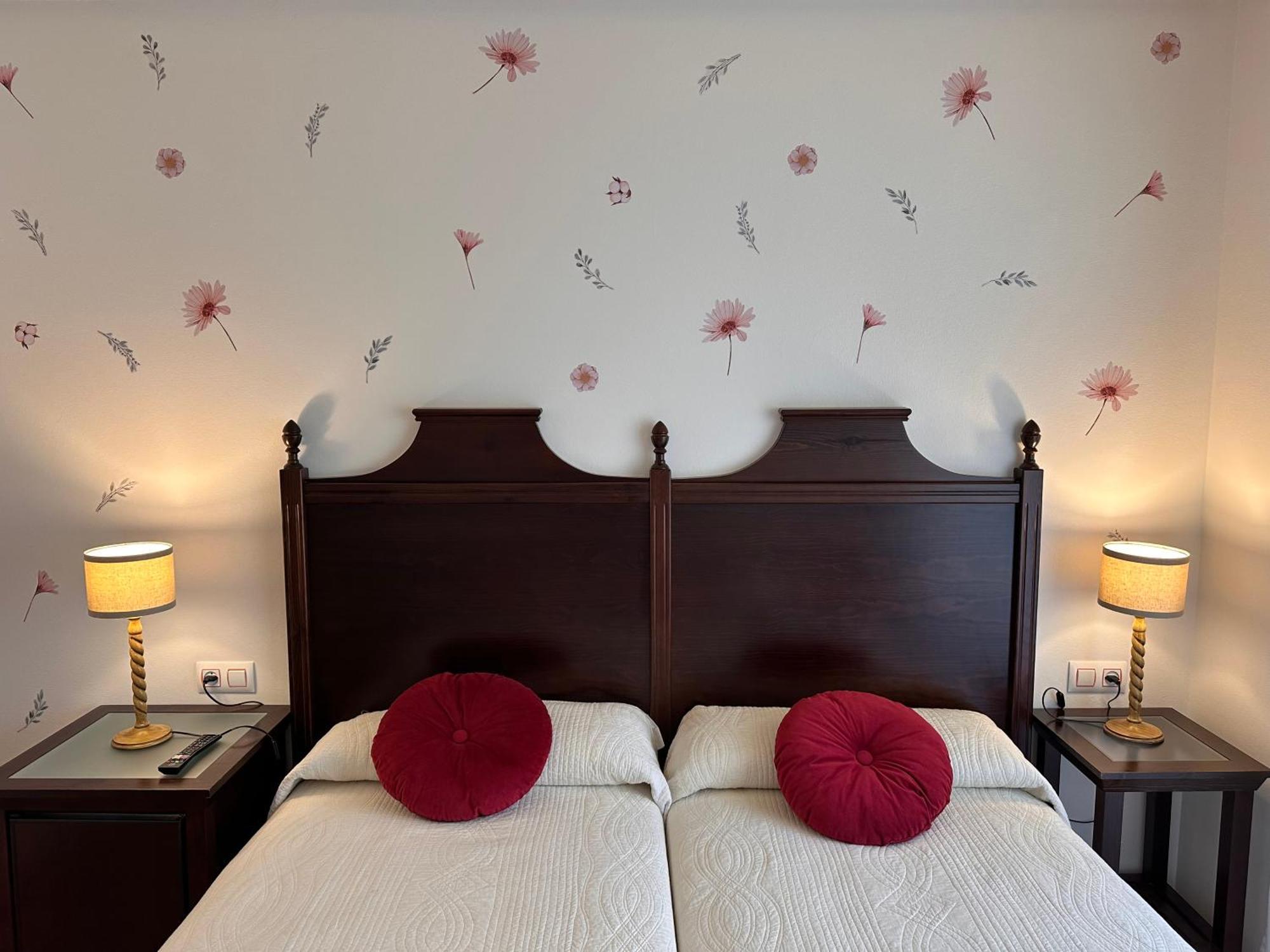 Hotel Y Apartamentos La Lonja Onís Екстериор снимка