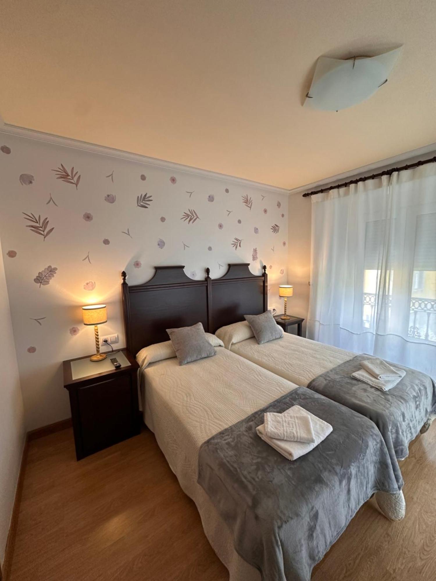 Hotel Y Apartamentos La Lonja Onís Екстериор снимка