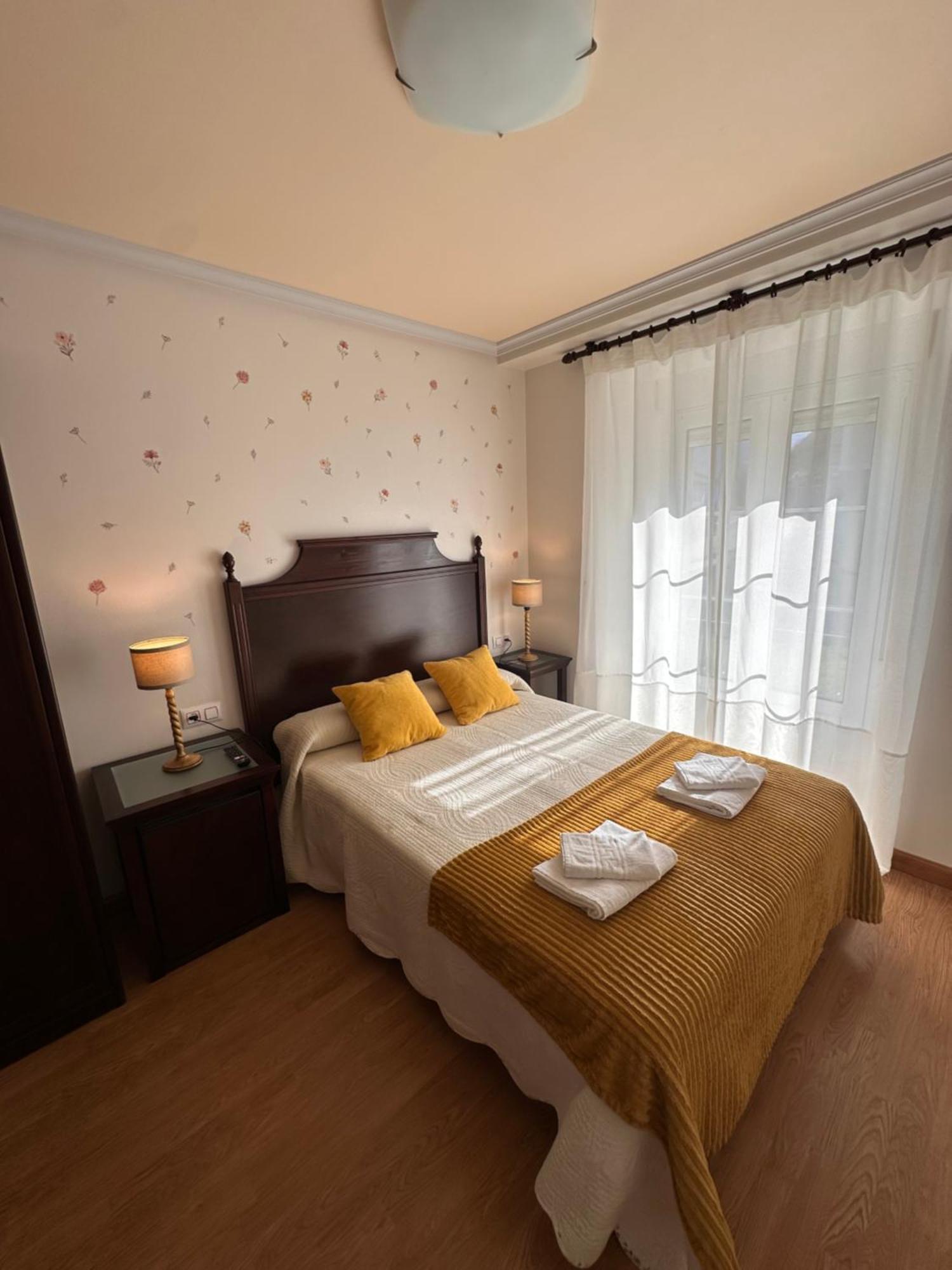 Hotel Y Apartamentos La Lonja Onís Екстериор снимка