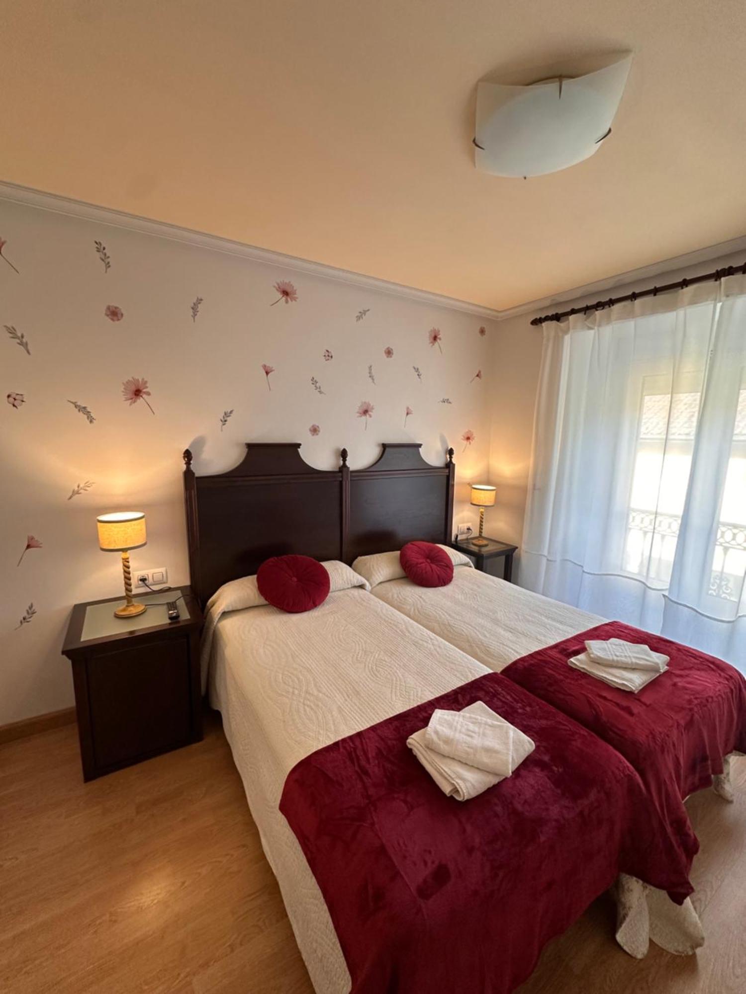 Hotel Y Apartamentos La Lonja Onís Екстериор снимка